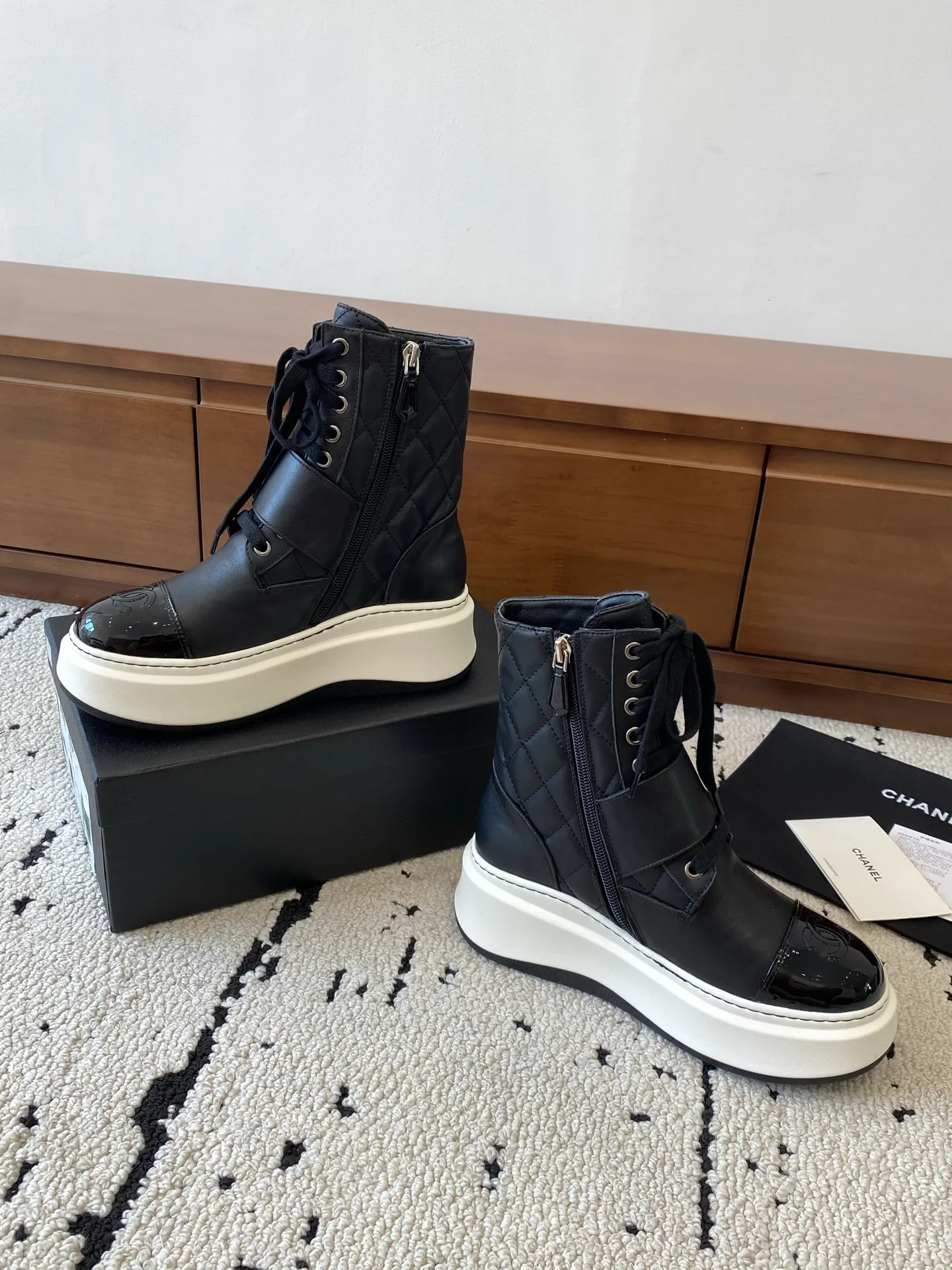 👟👟Ex-factory price 760👟👟 CHANEL 2025s autumn and winter series thick-soled short boots, made of imported cowhide, with an additional height of 5cm to show leg length. The boots follow Chanel's classic rhombus pattern, and add this year's popular sun buckle. Xiao Meimei likes it especially. This is Chanel's hot style for autumn and winter this year. With the traditional inner zipper, it is easy to put on the feet and super comfortable. It is a must-have for this autumn and winter. Upper material: imported cowhide with rhombus microfiber, washed denim ❤︎ Consistently authentic ❤︎ Outsole: original Italian TPU foam outsole Number of yards: 35-40 (Customized size 40 is non-refundable and non-exchangeable) Buy now 👉 Buy now 👉 Buy now 👉 Buy now 👉